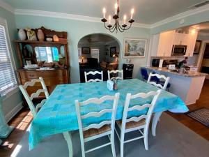 une salle à manger avec une table et des chaises bleues dans l'établissement 1 mile to Fort Sill! The CaroleBelle Cottage sleeps 8 with hottub,grills,firepit, à Lawton 33 autres photos