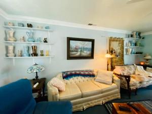 un salon avec un canapé et un lit dans l'établissement 1 mile to Fort Sill! The CaroleBelle Cottage sleeps 8 with hottub,grills,firepit, à Lawton