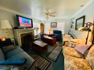 uma sala de estar com um sofá e uma lareira em CaroleBelle Cottage-sleeps 8+hot tub/grills/firepit em Lawton