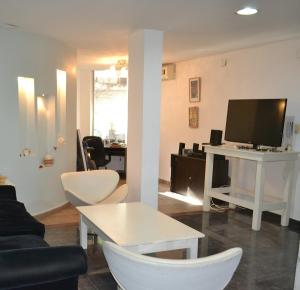 圣地亚哥-德尔埃斯特罗PERFECTO ESPACIO的客厅里有一张沙发和一台电视