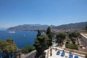 uma vista para o lago a partir de um resort em Hotel Miramare em Sorrento