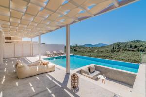 uma villa com piscina e vista em Spartakos Luxury Villa 2 em Koukounariá