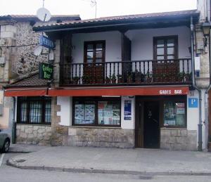a building with a balcony on top of it at Pension Gades in Cabezón de la Sal