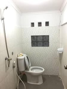 uma casa de banho com um WC branco e um chuveiro em Banda Aceh Batoh Homestay - private - fits up to 10 persons em Banda Aceh