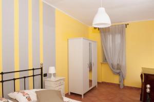 a bedroom with a bed and a yellow wall at B&B La Pellizzera in Vigevano