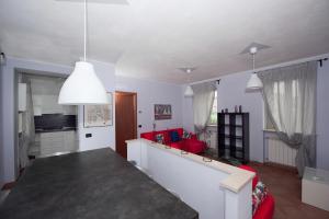 ein Wohnzimmer mit einem Tisch und einem roten Sofa in der Unterkunft B&B La Pellizzera in Vigevano