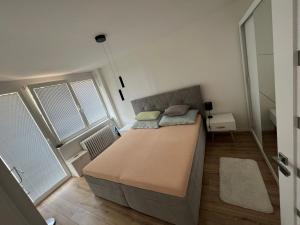 Posteľ alebo postele v izbe v ubytovaní Čisto nový dvojizbový apartmán v super lokalite