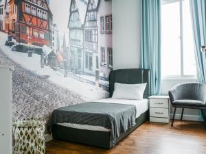 une chambre avec un lit et une fresque murale représentant une ville dans l'établissement Joyful Guesthouse#IslandHosp, à George Town