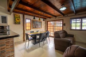 a kitchen and dining room with a table and chairs at LUAR DO MIRANTE ,casa com AR p temporada piscina aquecida hidro dentro da cidade in Pirenópolis