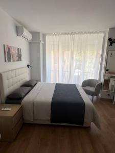 Un dormitorio con una cama grande y una ventana en Luxury Estudio Malaga Centro, en Málaga