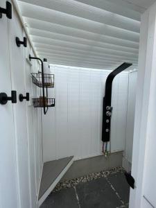 una habitación con una pared blanca con un objeto negro en Beautifully Renovated Home with Water Views, en Villas