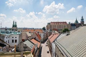 uma vista para uma cidade com edifícios e telhados em Bogoria Residence - LoftAffair Collection em Cracóvia