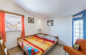um quarto com uma cama e uma janela em Beautiful Apartment In Barbariga With Kitchen em Barbariga