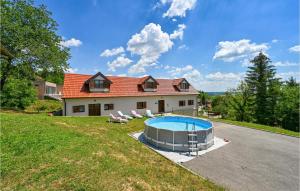 una casa con piscina en el patio trasero en Beautiful Home In Breznicki Hum With Kitchen en Donje Makojišće