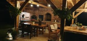 a kitchen and dining room with a table and chairs at ZENDA - Przytulny apartament w zacisznym miejscu in Wieprz