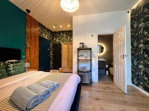 Flamingo Lodge في توركواي: غرفة نوم عليها سرير وفوط