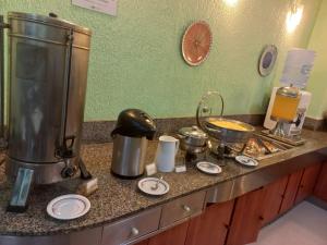 una encimera de cocina con cafetera y platos. en Itajubá Hotel, en Río de Janeiro