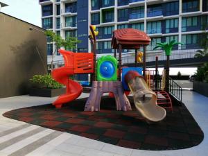 un parque infantil con tobogán en una ciudad en #1.3 Cozy 7Pax Large Beds 2B1R Vivacity Kuching Jazz Suites, en Kuching