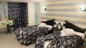 فندق هافانا  في القاهرة: غرفة فندقية بسريرين وطاولة