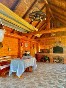 ブルトプにあるCabana Ancuțaのテーブルと暖炉付きの広い客室です。