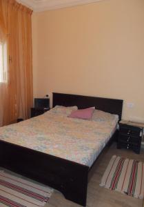 En eller flere senger på et rom på Douja Apartment