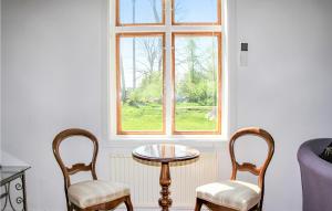 - une table et deux chaises dans une chambre avec fenêtre dans l'établissement 1 Bedroom Awesome Home In Vinslv, à Vinslöv