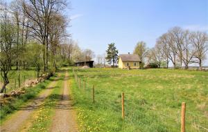 un chemin de terre dans un champ avec clôture dans l'établissement 1 Bedroom Awesome Home In Vinslv, à Vinslöv