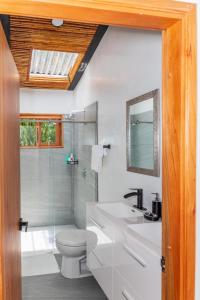 Koupelna v ubytování Agradable cabaña cafetera con jacuzzi a 12 min del centro de pereira