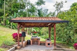 Zahrada ubytování Agradable cabaña cafetera con jacuzzi a 12 min del centro de pereira + 16 fotografií