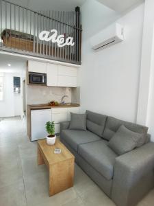 een woonkamer met een bank en een tafel bij Alfa Studio in Kavala