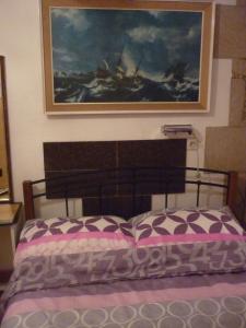 1 dormitorio con 1 cama con una pintura en la pared en Rooms Duran, en Split