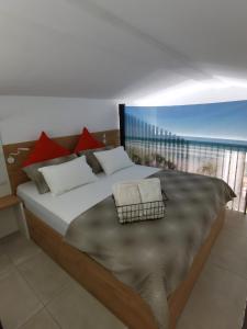 una habitación con una cama con vistas al océano en Alfa Studio, en Kavala