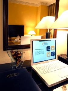 Televízia a/alebo spoločenská miestnosť v ubytovaní Toledo Amman Hotel