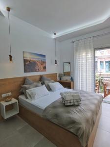 een slaapkamer met een groot bed en een raam bij Alfa Studio in Kavala