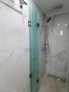 un baño con ducha con puerta de cristal en Alfa Studio, en Kavala 29 fotos más