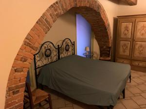 1 dormitorio con 1 cama en una pared de ladrillo en Casa Elisa, en La Bandita
