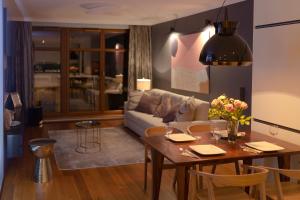 un soggiorno con tavolo e divano di Apartament Flaming a Sopot