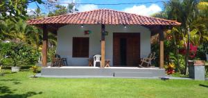 a small house with a gazebo in a yard at Sítio Recanto Feliz - Pertinho da Igrejinha in Praia dos Carneiros