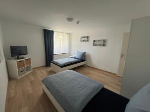 a small room with a bed and a television at Ferienwohnung Bergstraße in Wilhelmsfeld