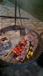 una parrilla de barbacoa con carne y verduras. en Vientos del Sur, en La Rioja
