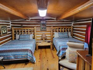 En eller flere senge i et værelse på Chinook Cabins & RV Park