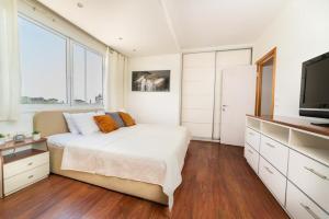 Televisyen dan/atau pusat hiburan di Art Apartment In Mamila - Art & View
