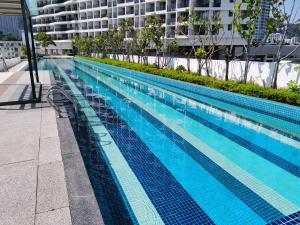 Tanjong TokongにあるLM HomeyA 3 BdRm Coastline View condo for 4-14 Pax with Netflix & Coway Water Purifierの建物前の大型スイミングプール