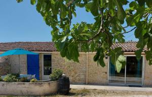 una casa con un paraguas azul delante de ella en MOULIN DE MAUZAC - Gîte Cap Océan, en Saint-Just