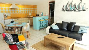 una sala de estar con un sofá y una mesa en MOULIN DE MAUZAC - Gîte Cap Océan, en Saint-Just
