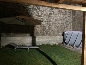 une table et un parasol dans l'herbe dans l'établissement Casa do Miguelo Costa da Morte, à La Corogne
