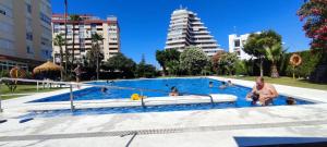 grupa ludzi w basenie w mieście w obiekcie Delta del sur w mieście Benalmádena