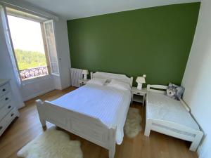 1 Schlafzimmer mit 2 Betten und einer grünen Wand in der Unterkunft Mont Blanc Residence in Saint-Gervais-les-Bains