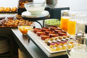 una mesa con una bandeja de diferentes tipos de alimentos en Hotel Villa Fontaine Grand Tokyo-Tamachi, en Tokio
