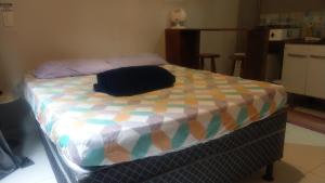 - un lit avec une couette colorée dans l'établissement Mi Casa Su Casa Lofts, à Abraão